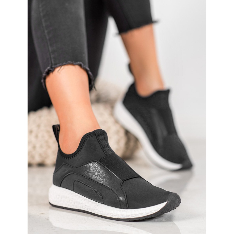 Bona Black Shoes On The Platform 1