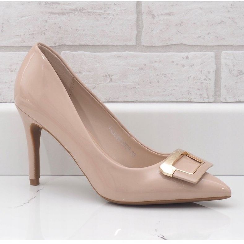 Beige lacquered heels with a FM3002 buckle 1