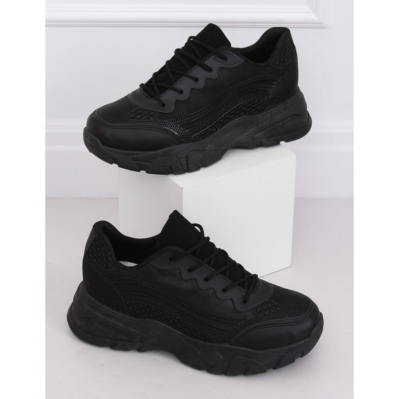 Black DML902 All Black sports shoes 1