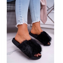 Women's flip flops with black fur 1