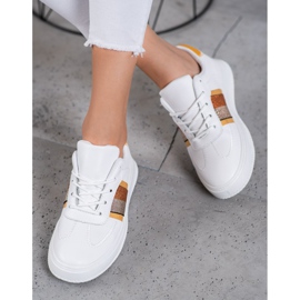 Small Swan Fashionable Sports Shoes white 2
