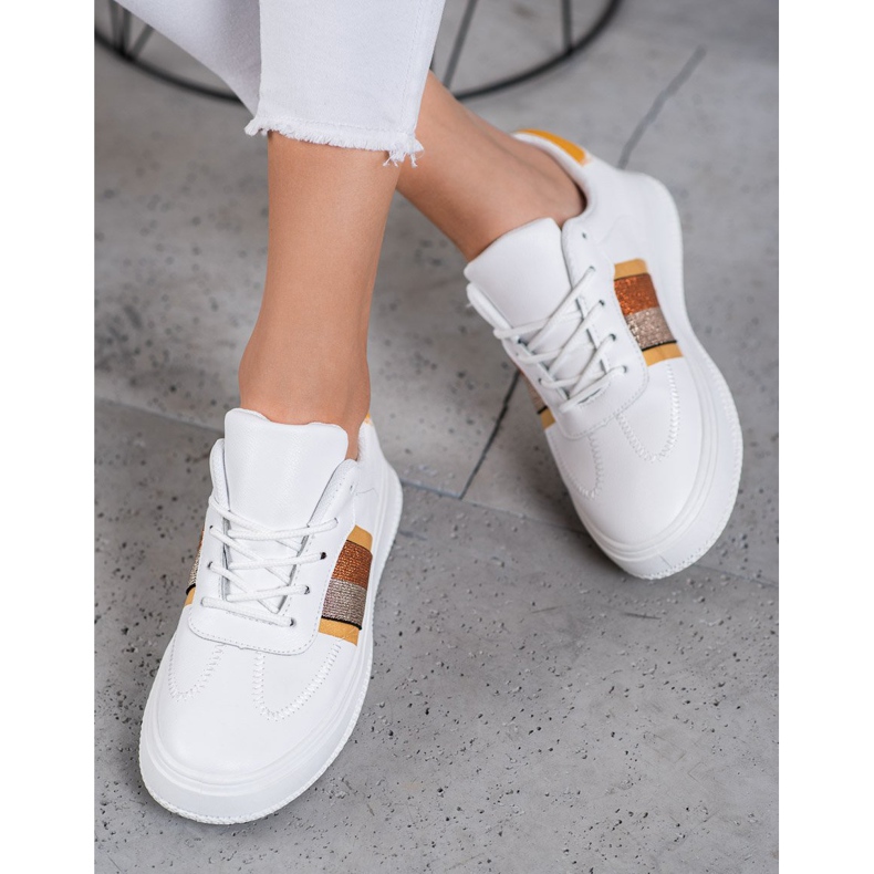 Small Swan Fashionable Sports Shoes white 2