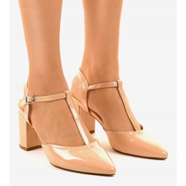 Beige pumps on the D85-17 pillar 1