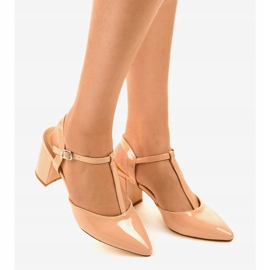 Beige pumps on the D85-17 pillar 2