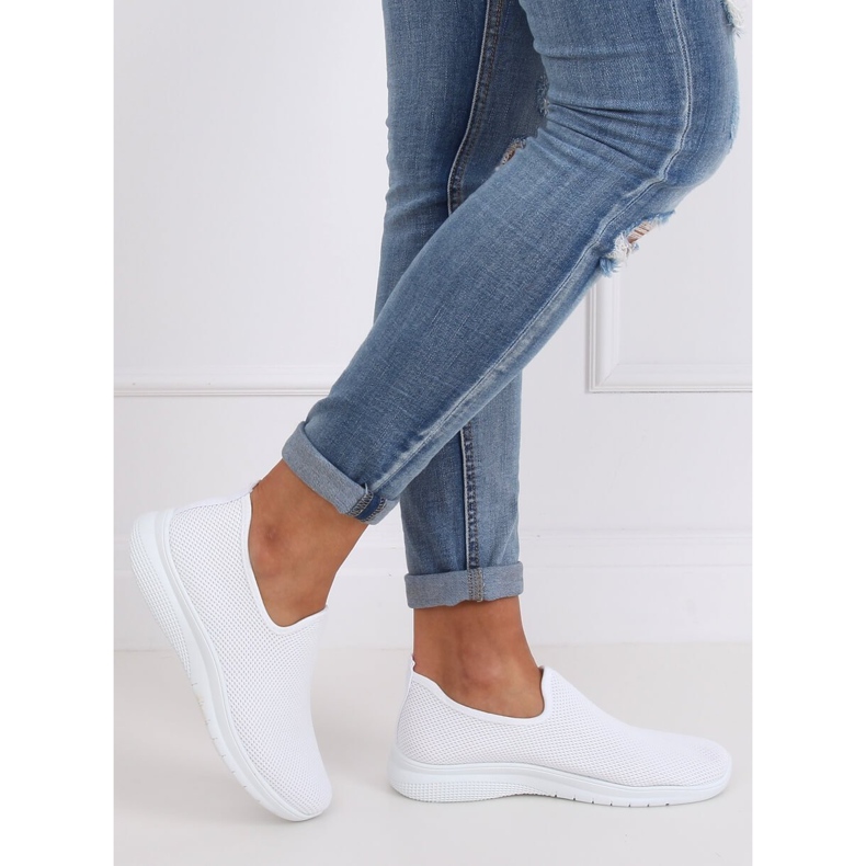 White sports shoes 7079 White 1