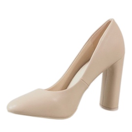 Beige pumps on the LE028 post 1