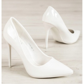 Small Swan Varnished pins white 1