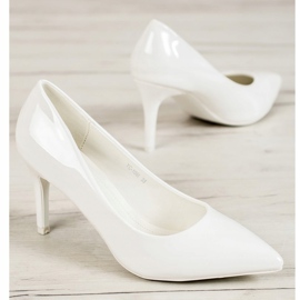 Small Swan Varnished pins white 1