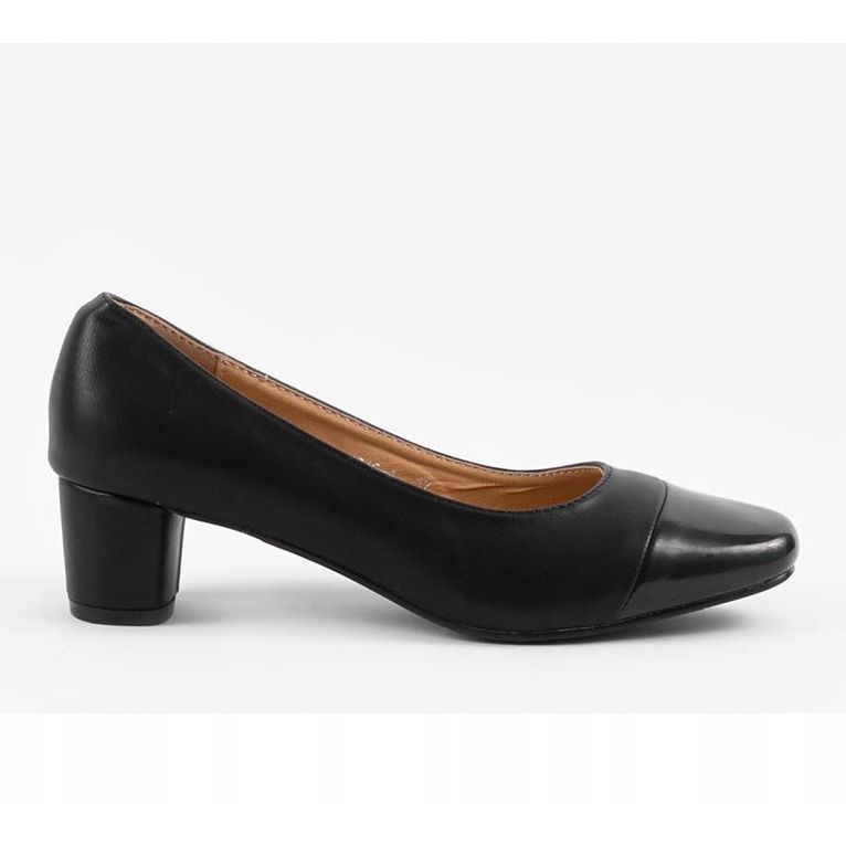 Black classic pumps on the 0018-1 post 1