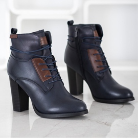 Evento Navy blue boots on a pillar 1 Evento Navy blue boots on a pillar 1