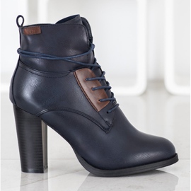 Evento Navy blue boots on a pillar 2 Evento Navy blue boots on a pillar 2