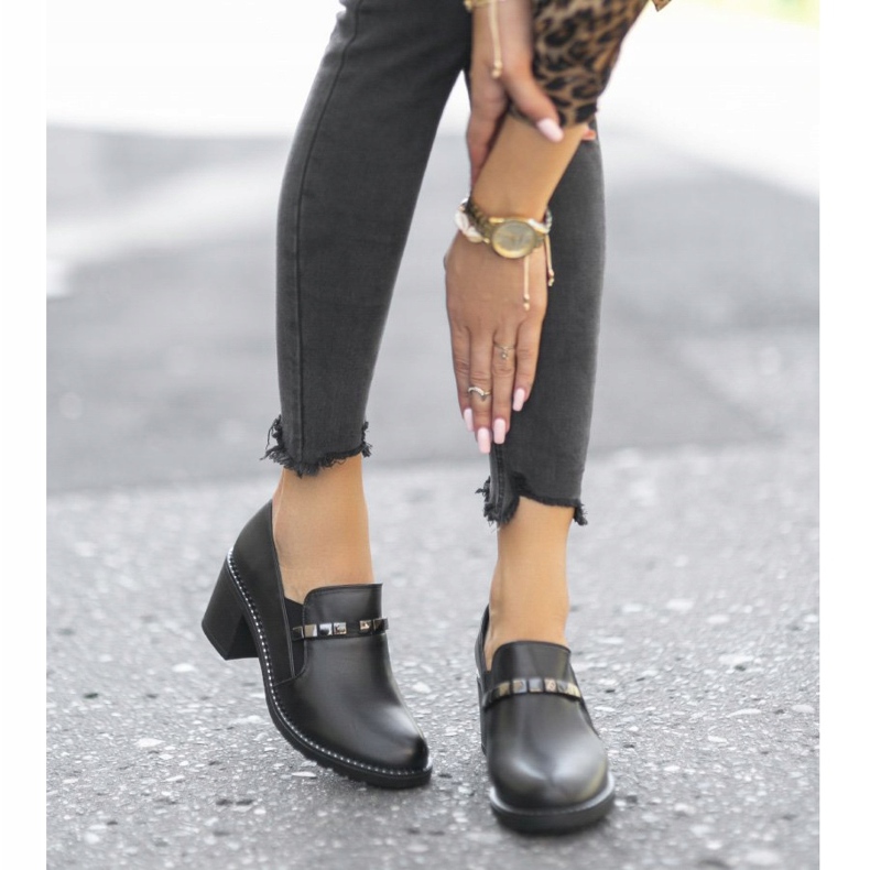 Ladies' black shoes on the post C17-6113 2