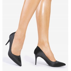 Black pumps on the LEI-160 heel 1