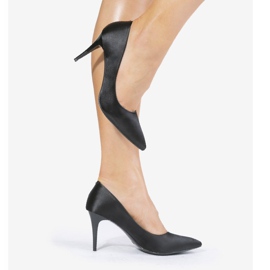 Black pumps on the LEI-160 heel 2