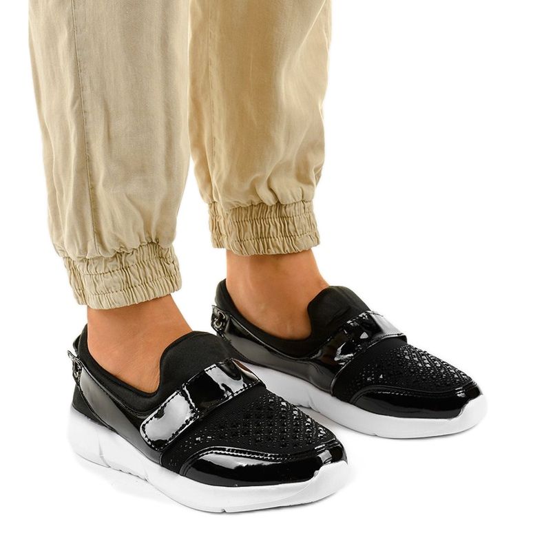 Black and white slip-on sports shoes B120-1 1