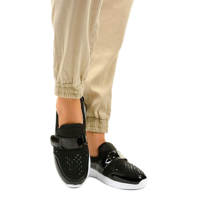 Black and white slip-on sports shoes B120-1 2