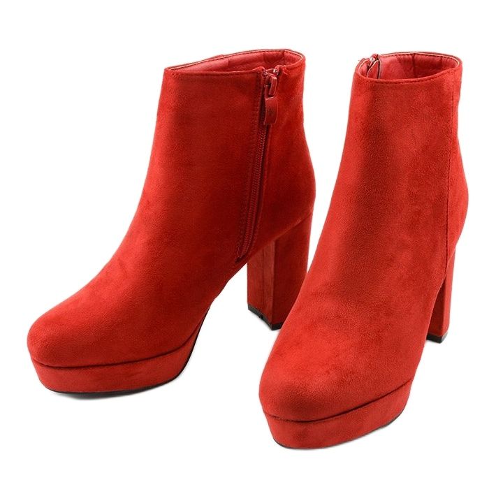 Red ankle boots on the Neadarea post 2