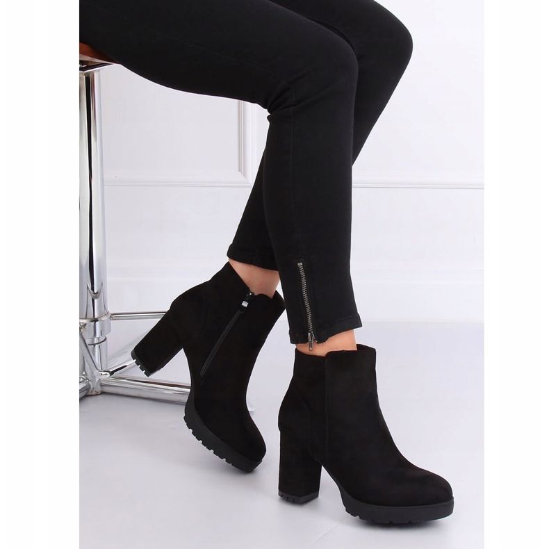 Black boots on the protector black 4144 Black 1