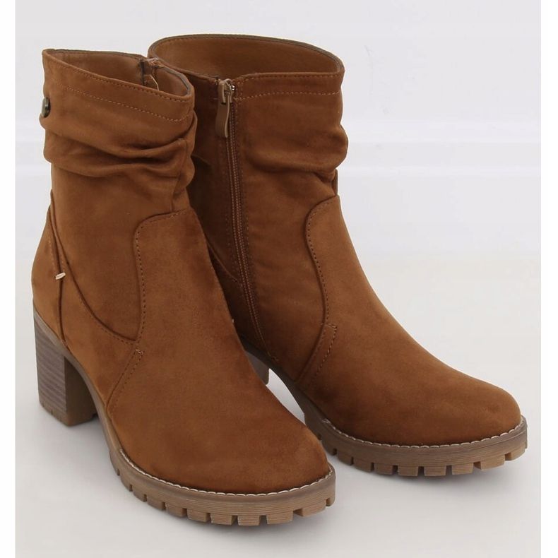 Brown wide-heeled boots QQ-02 Camel 1