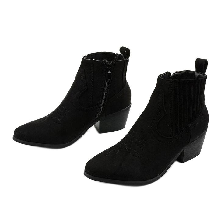 Black ankle boots with Thosiphae embroidery 1