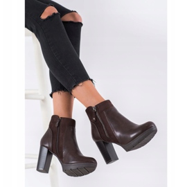 Weide Brown Booties With A Zipper 1