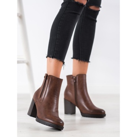 Weide Comfortable boots on a post brown 1