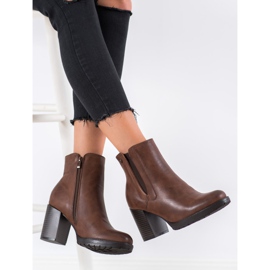 Weide Comfortable boots on a post brown 2