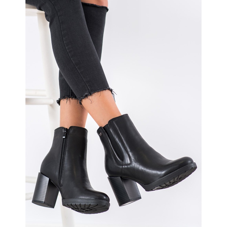 Weide Comfortable boots on a post black 1