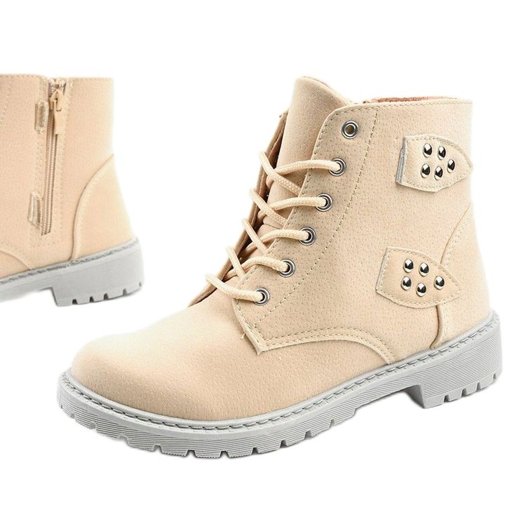Beige boots with a Delothia zipper 1