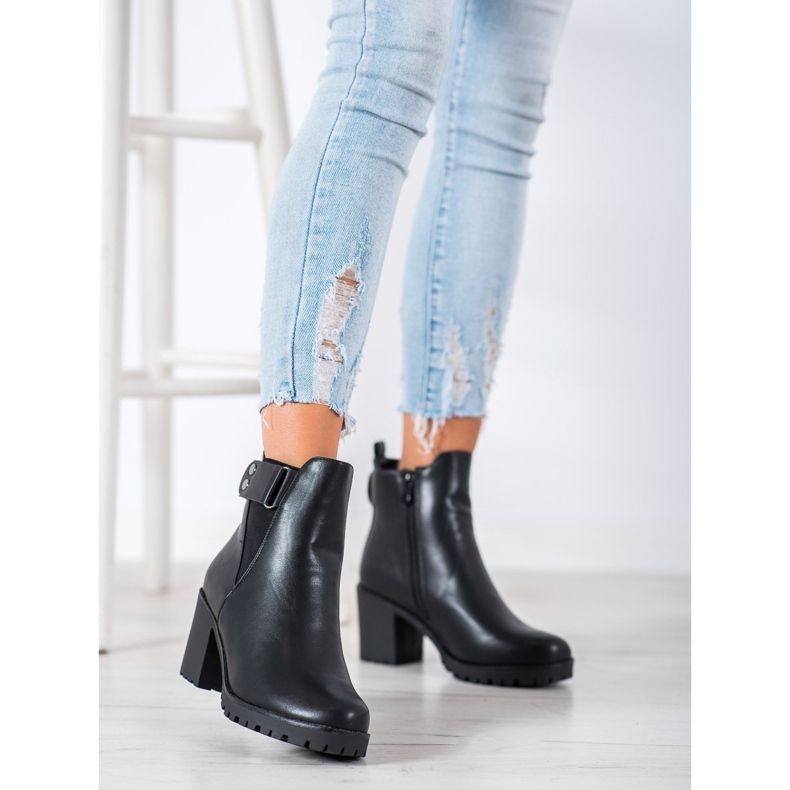 Weide Comfortable boots on a post black 2