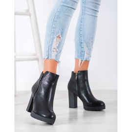 Goodin Stylish boots on a post black 1