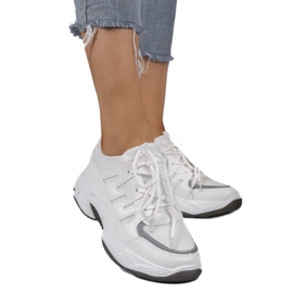 White fashionable sports shoes BH-001 1