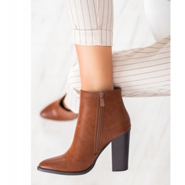 Seastar Classic boots on a post brown 2