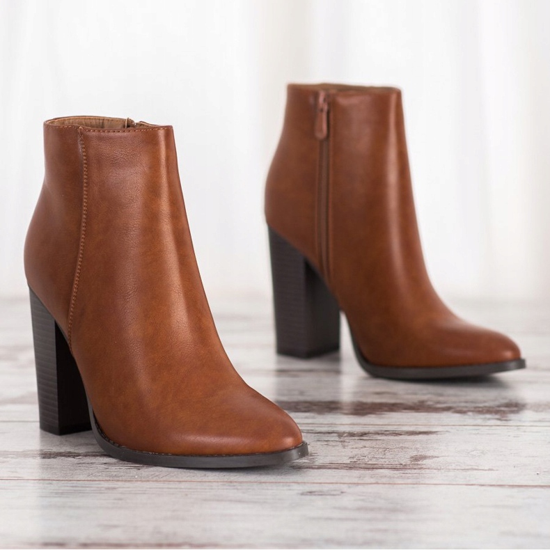 Seastar Classic boots on a post brown 1