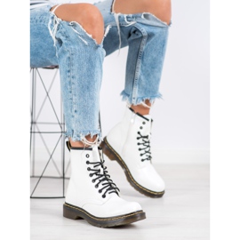 Seastar White Boots On A Slider 1