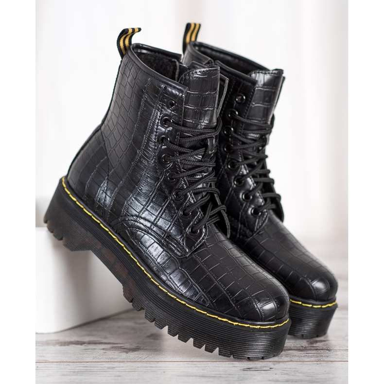 Seastar Workers On The Platform black 1