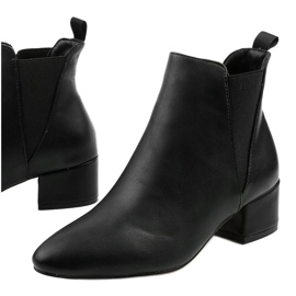 Black ankle boots on a post with a Lucency elastic 1