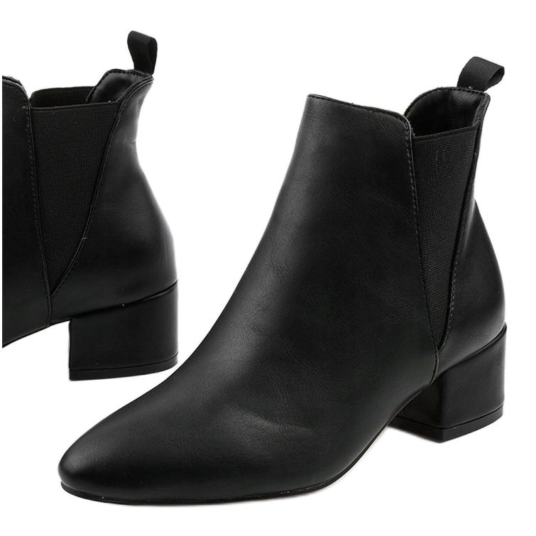 Black ankle boots on a post with a Lucency elastic 1