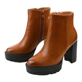 Brown ankle boots with a Winiesh zipper 1