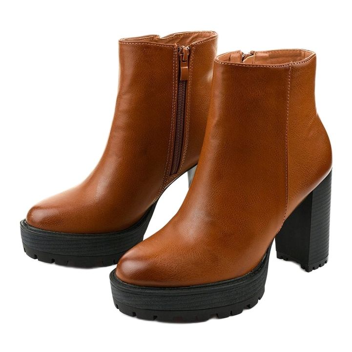 Brown ankle boots with a Winiesh zipper 1
