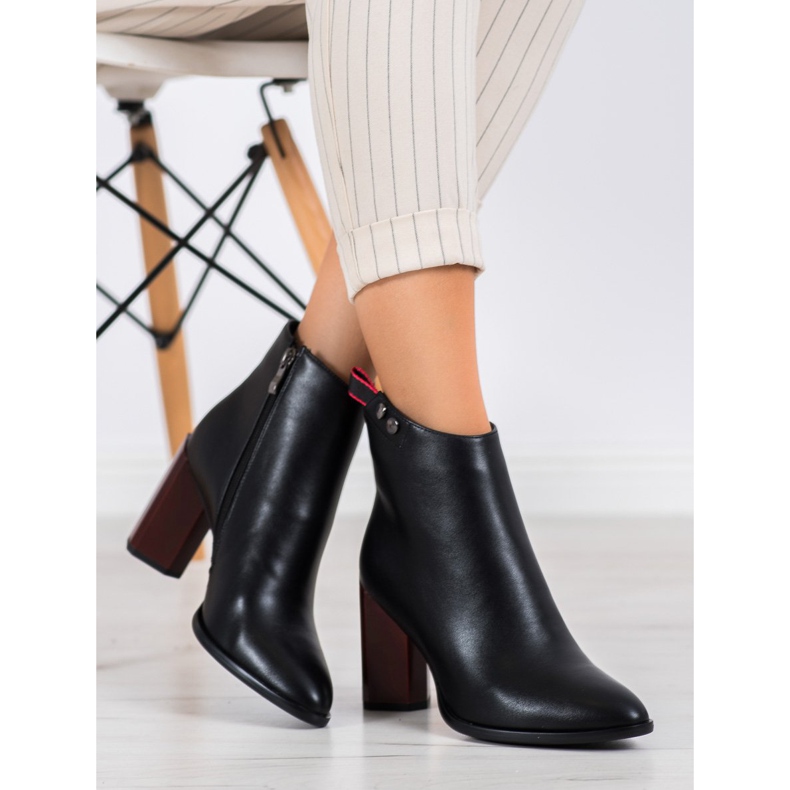 Filippo Boots On A Decorative Pillar black red 2