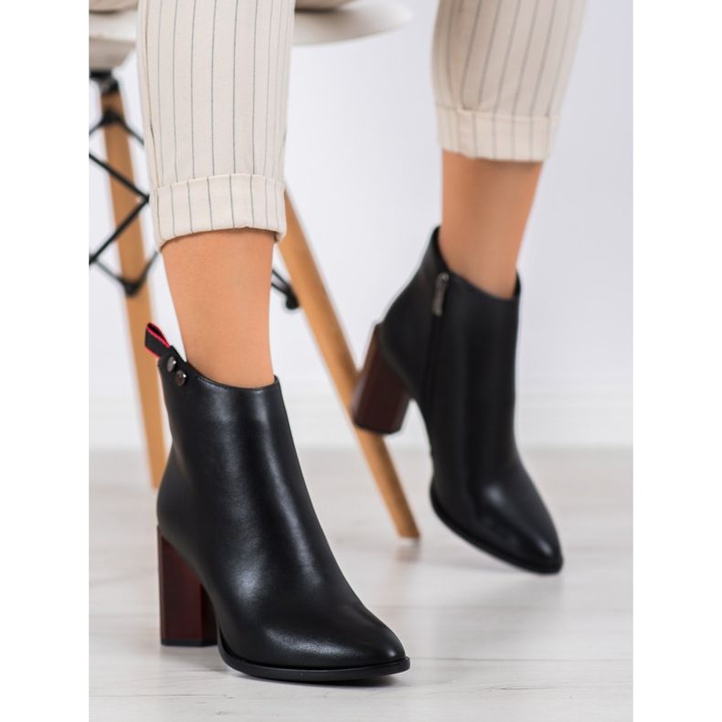 Filippo Boots On A Decorative Pillar black red 1