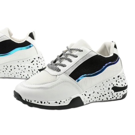 White sports sneakers with black inserts C-3151 1