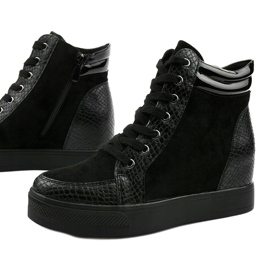 Black sneakers on the wedge of Doreal 1