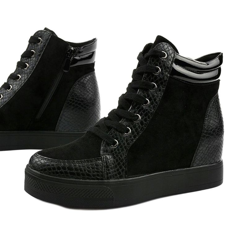 Black sneakers on the wedge of Doreal 1