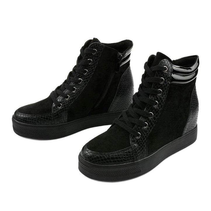 Black sneakers on the wedge of Doreal 2