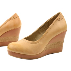 Beige wedge pumps Poles 1