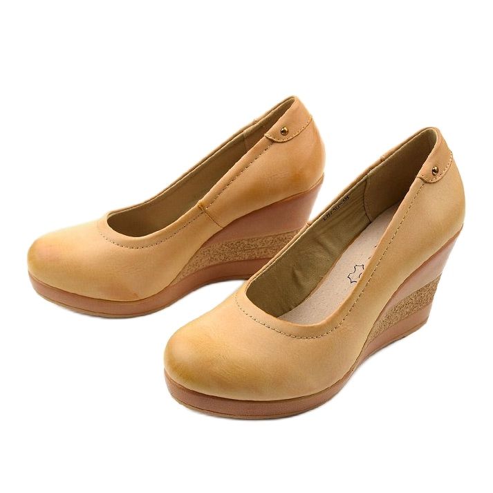 Beige wedge pumps Poles 2