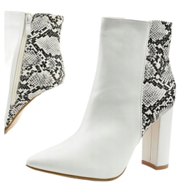 White boots on the Shyvia post 1