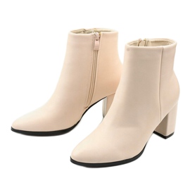 Beige boots on the Catael post 1